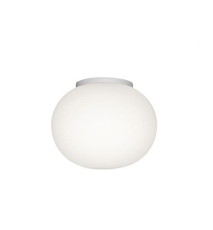 Weiße Mini Glo Ball Leuchte von Flos, runde Wand- oder Deckenlampe für stimmungsvolles Licht.